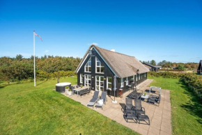 Lovely Holiday Home With Fantastic Views, Fenced Grounds, And A Wilderness Bath,